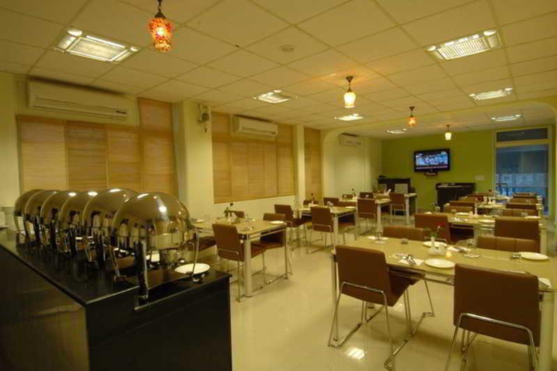 Clarks Inn Nehru Place Neu-Delhi Exterior foto